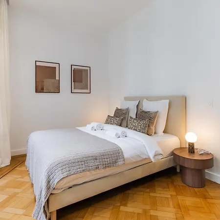 Elegant And Spacious 4-bedroom In 16th 파리