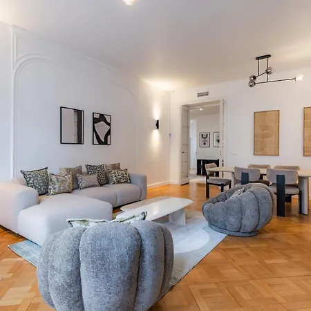 Elegant And Spacious 4-bedroom In 16th 아파트 *