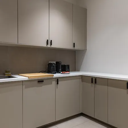 Elegant And Spacious 4-bedroom In 16th 아파트