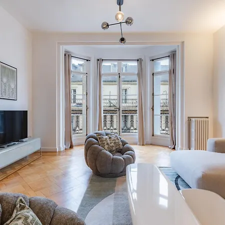 Elegant And Spacious 4-bedroom In 16th 아파트 파리