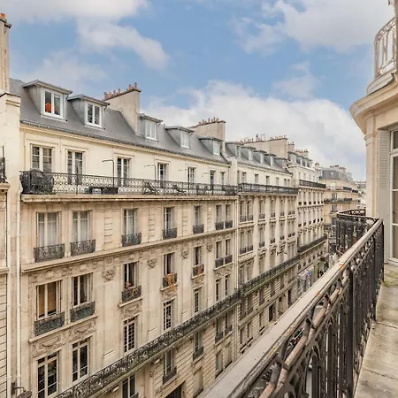 Elegant And Spacious 4-bedroom In 16th Lejlighed