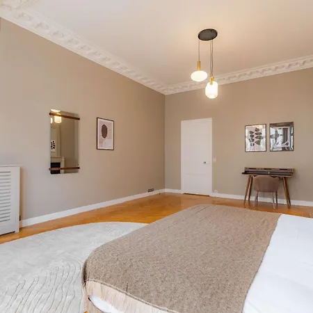Elegant And Spacious 4-bedroom In 16th Paris