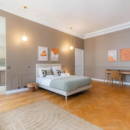 Elegant And Spacious 4-bedroom In 16th Lejlighed