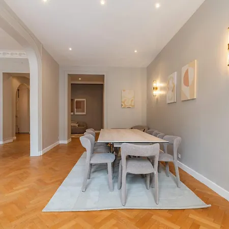 Elegant And Spacious 4-bedroom In 16th Paris