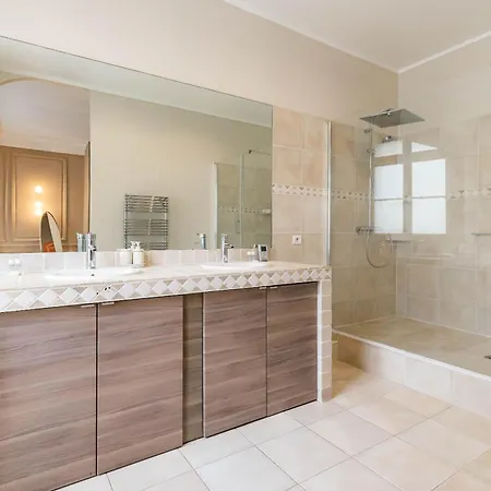Elegant And Spacious 4-bedroom In 16th