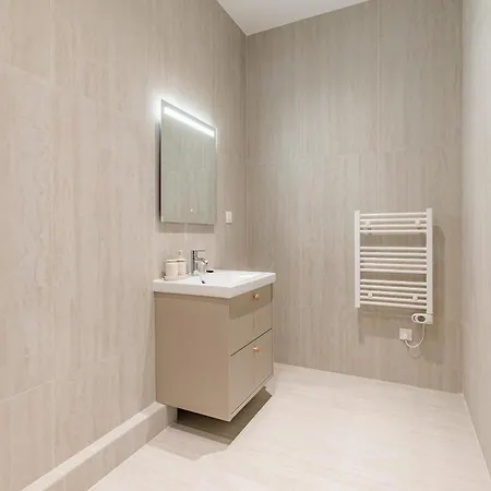 Elegant And Spacious 4-bedroom In 16th Appartamento