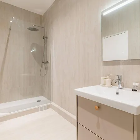 Elegant And Spacious 4-bedroom In 16th Lejlighed Paris