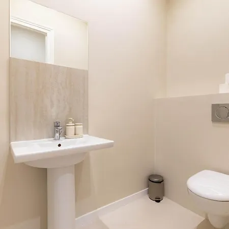 Elegant And Spacious 4-bedroom In 16th Appartamento