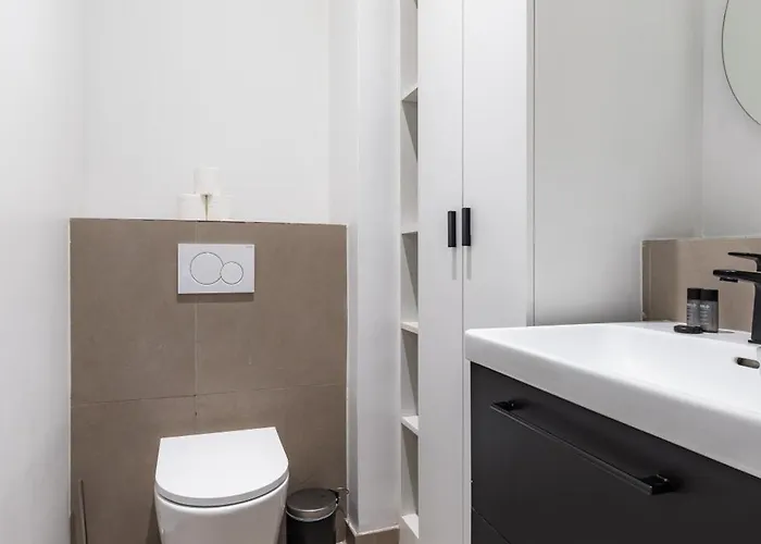 Elegant And Spacious 4-bedroom In 16th 아파트 *