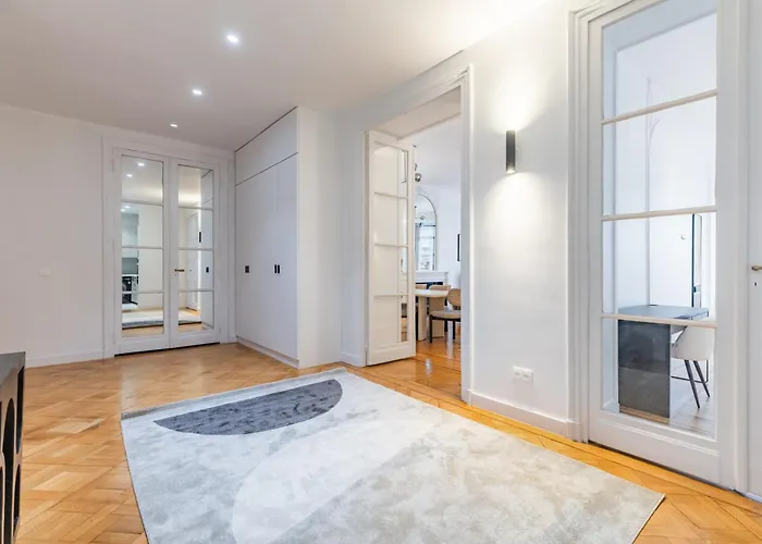 Elegant And Spacious 4-bedroom In 16th 파리