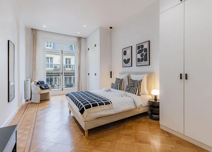 Elegant And Spacious 4-bedroom In 16th 아파트 파리