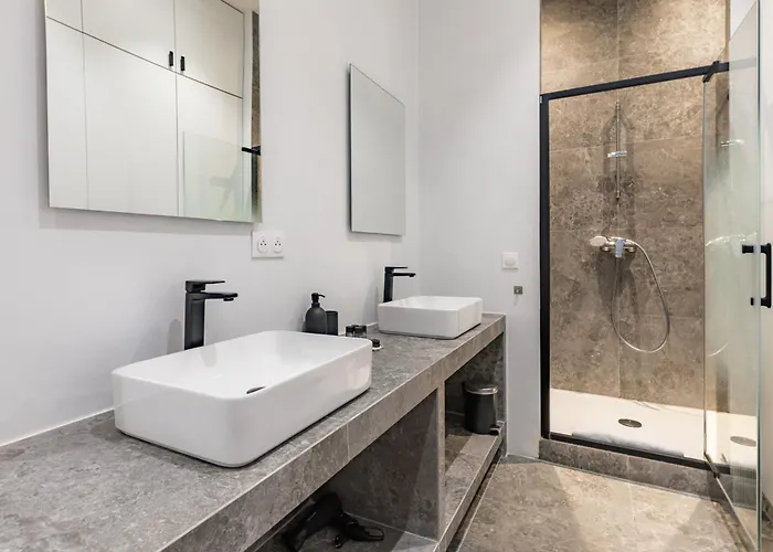 Elegant And Spacious 4-bedroom In 16th 아파트 *