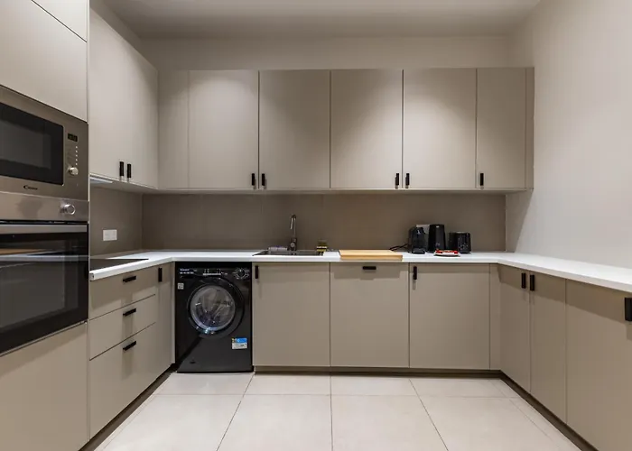 Elegant And Spacious 4-bedroom In 16th