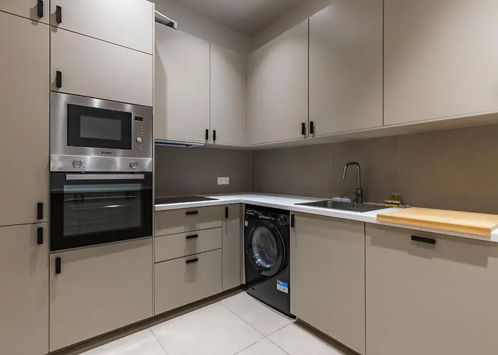 Elegant And Spacious 4-bedroom In 16th