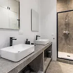 Elegant And Spacious 4-bedroom In 16th アパート *