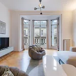 Elegant And Spacious 4-bedroom In 16th アパート パリ