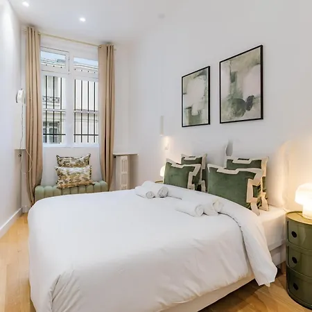 Elegant And Spacious 4-bedroom In 16th Lägenhet Paris