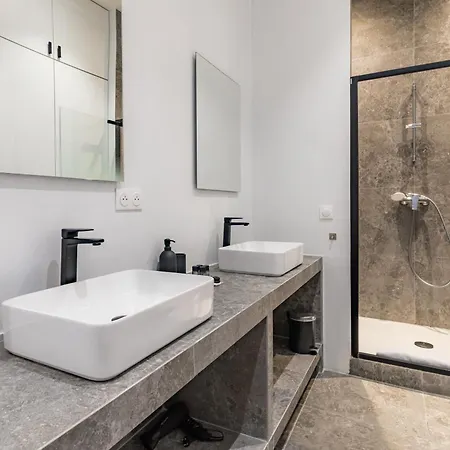 Elegant And Spacious 4-bedroom In 16th Apartmán *