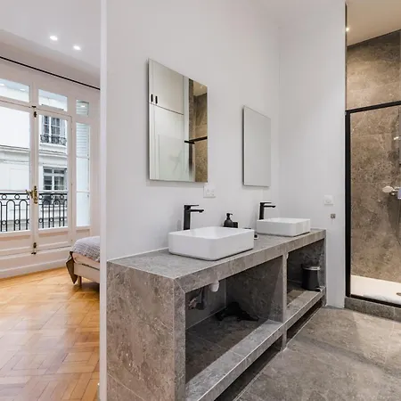 Elegant And Spacious 4-bedroom In 16th Lägenhet *