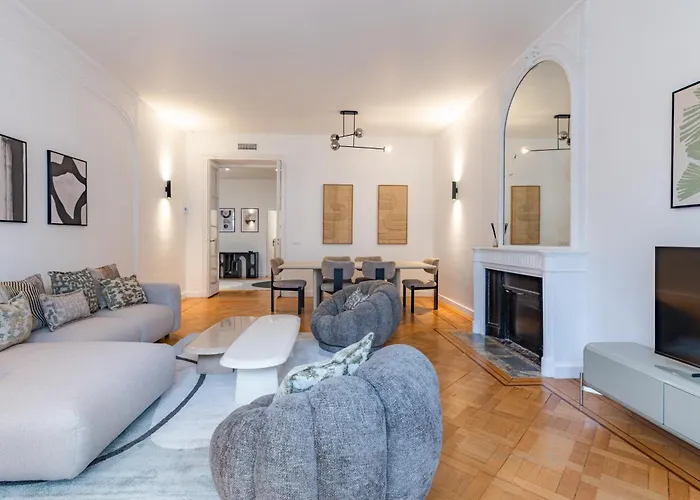 Elegant And Spacious 4-bedroom In 16th Lägenhet